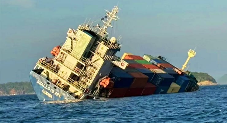 Tailand sahillərində təhlükəli maddələr daşıyan gəmi batıb