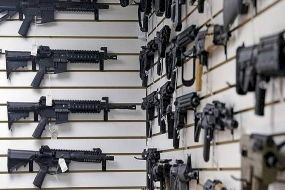 Azərbaycanda bu şəxslər mağazadan silah ala bilər