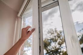 Qazaxıstanda ana iki uşağını beşinci mərtəbədən atdı