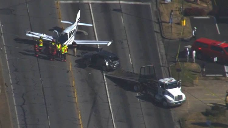 Təyyarə 3 maşına çırpılıb, iki nəfər yaralanıb