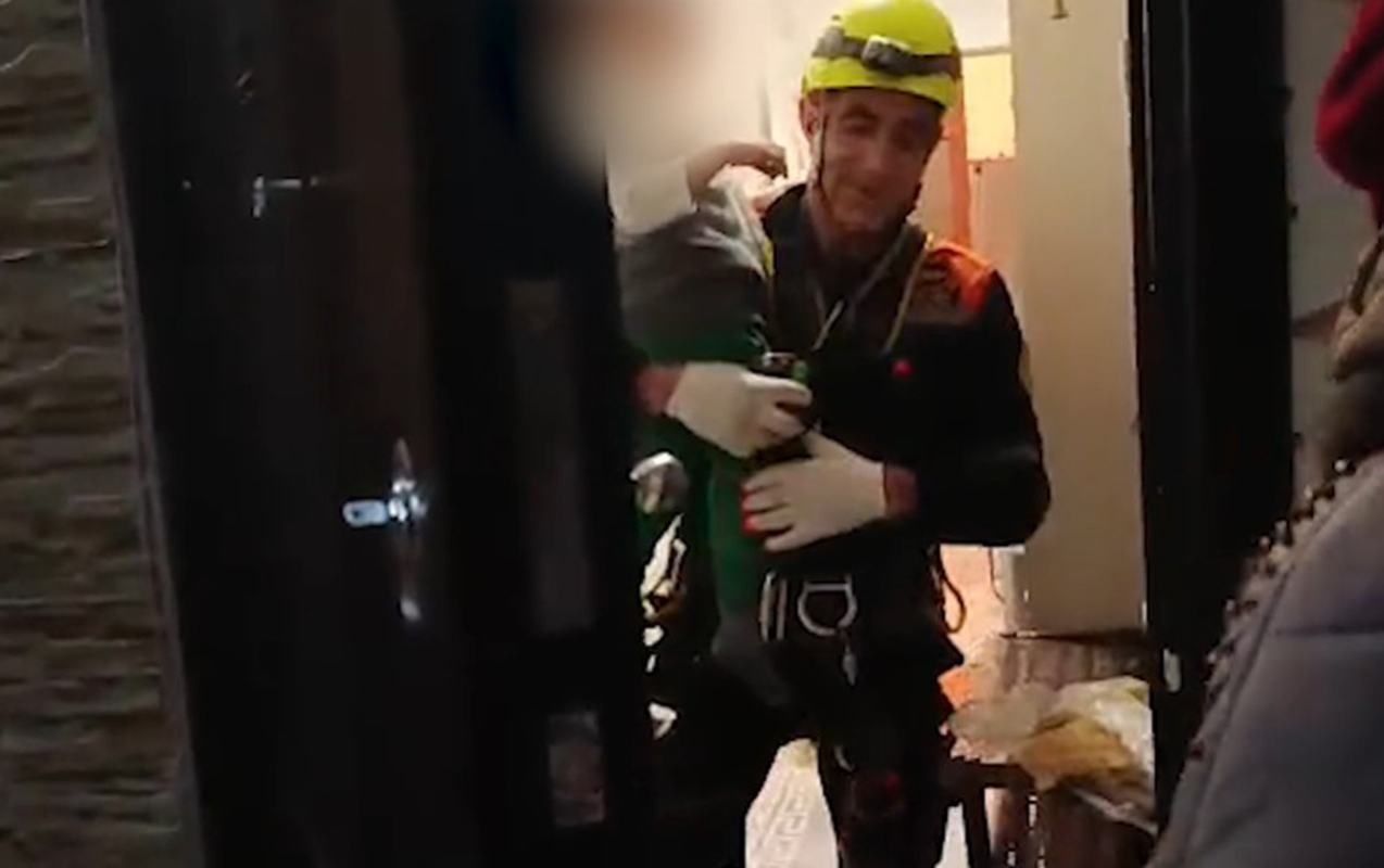 4 yaşlı uşaq evdə köməksiz qaldı - Belə çıxarıldı - Video