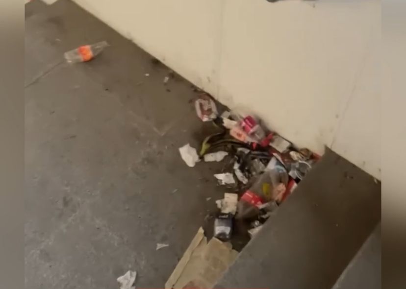 Bakıda xoşagəlməz mənzərə – Piyada keçidi zibil içində qaldı