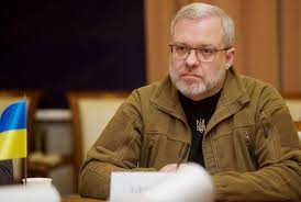 Ukraynada sabiq nazir mənimsəmədə təqsirləndirilir - Pulları övladlarının təhsilinə yönəldib