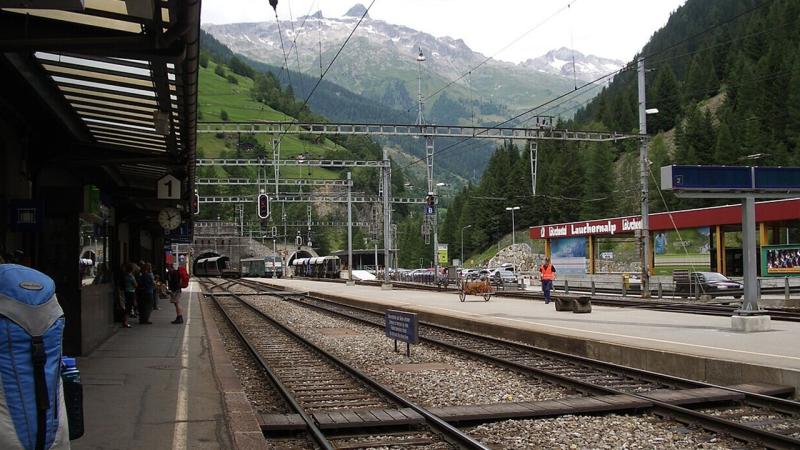 İsveçrədə 80 sərnişini daşıyan qatar relsdən çıxıb