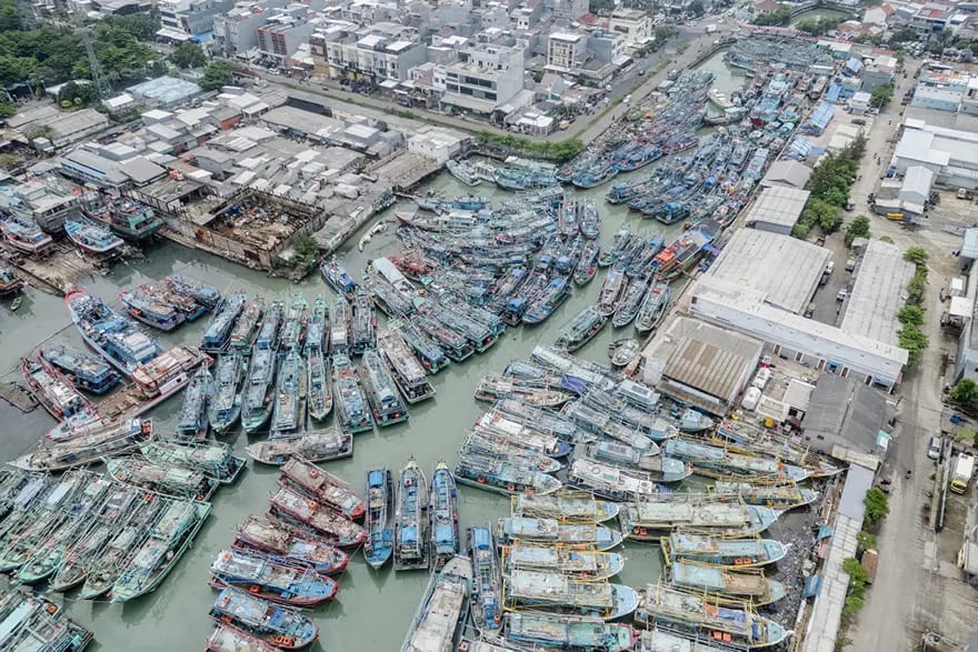 Limanda 2000-dən çox qayıq dayandı: Dəniz nəqliyyatı dayanıb