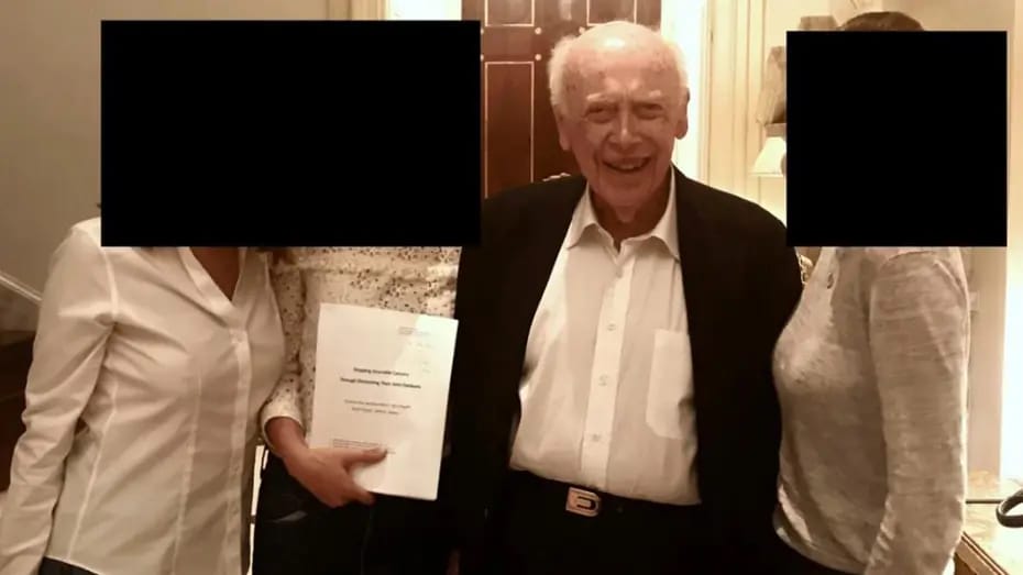 Nobel mükafatı laureatı alimin Epşteynin evində üç qadınla birgə fotosu üzə çıxıb