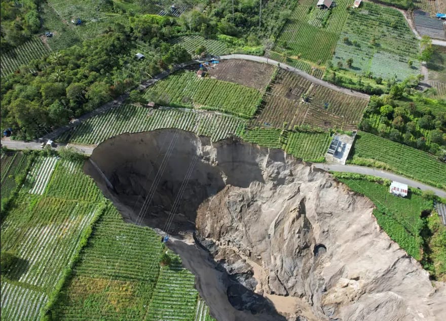 İndoneziyada yağan güclü yağışlar nəhəng çuxur yaradıb