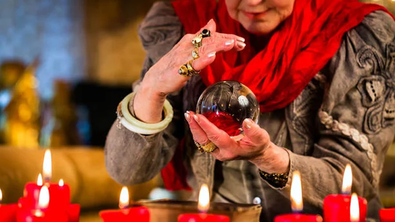 Bakıda ərindən boşanmaq istəməyən qadın falçıya 16 min manat ödədi
