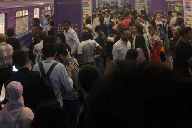 Bakı metrosunda daha bir PROBLEM - Sərnişinlər təcili düşürüldü