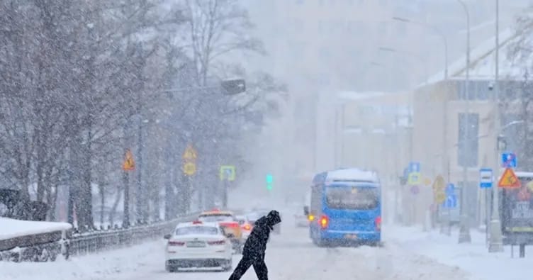 Qar Moskvada həyatı iflic edib