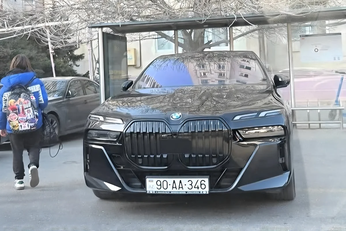 “AA” seriyalı avtomobilin sürücüsündən QANUNSUZLUQ - Dayanacaqda park ETDİ