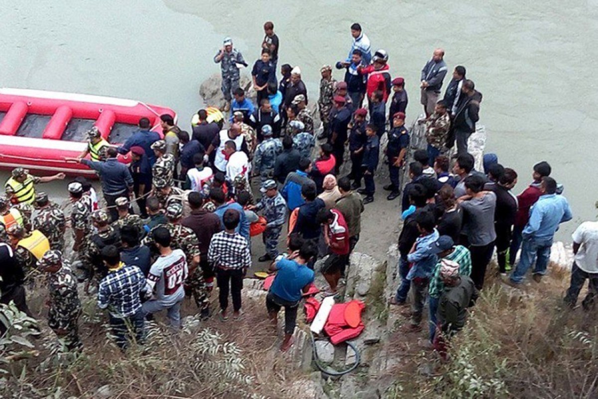 Nepalda avtobus çaya aşıb, 18 nəfər ölüb