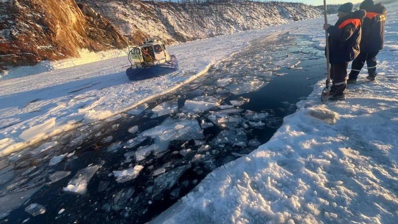 Turistləri daşıyan tur maşınının buz bağlamış Baykal gölünə düşməsi nəticəsində 8 nəfər ölüb