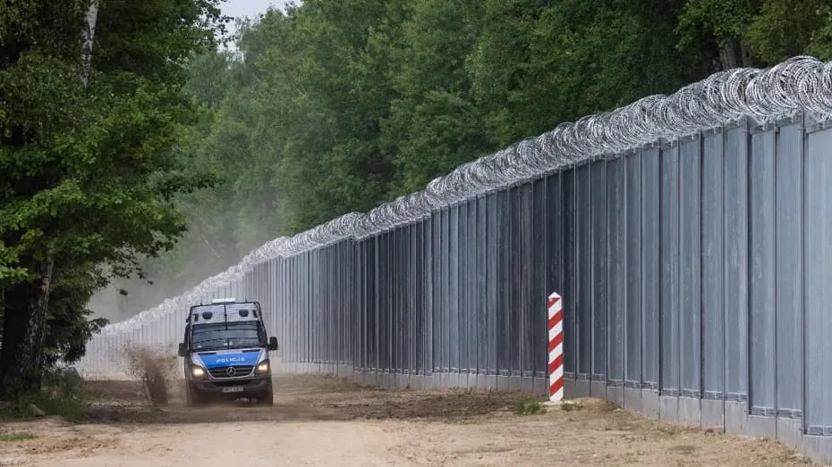 Qeyri-qanuni immiqrantlar sərhədin altında tunellər qazaraq sərhədi keçib