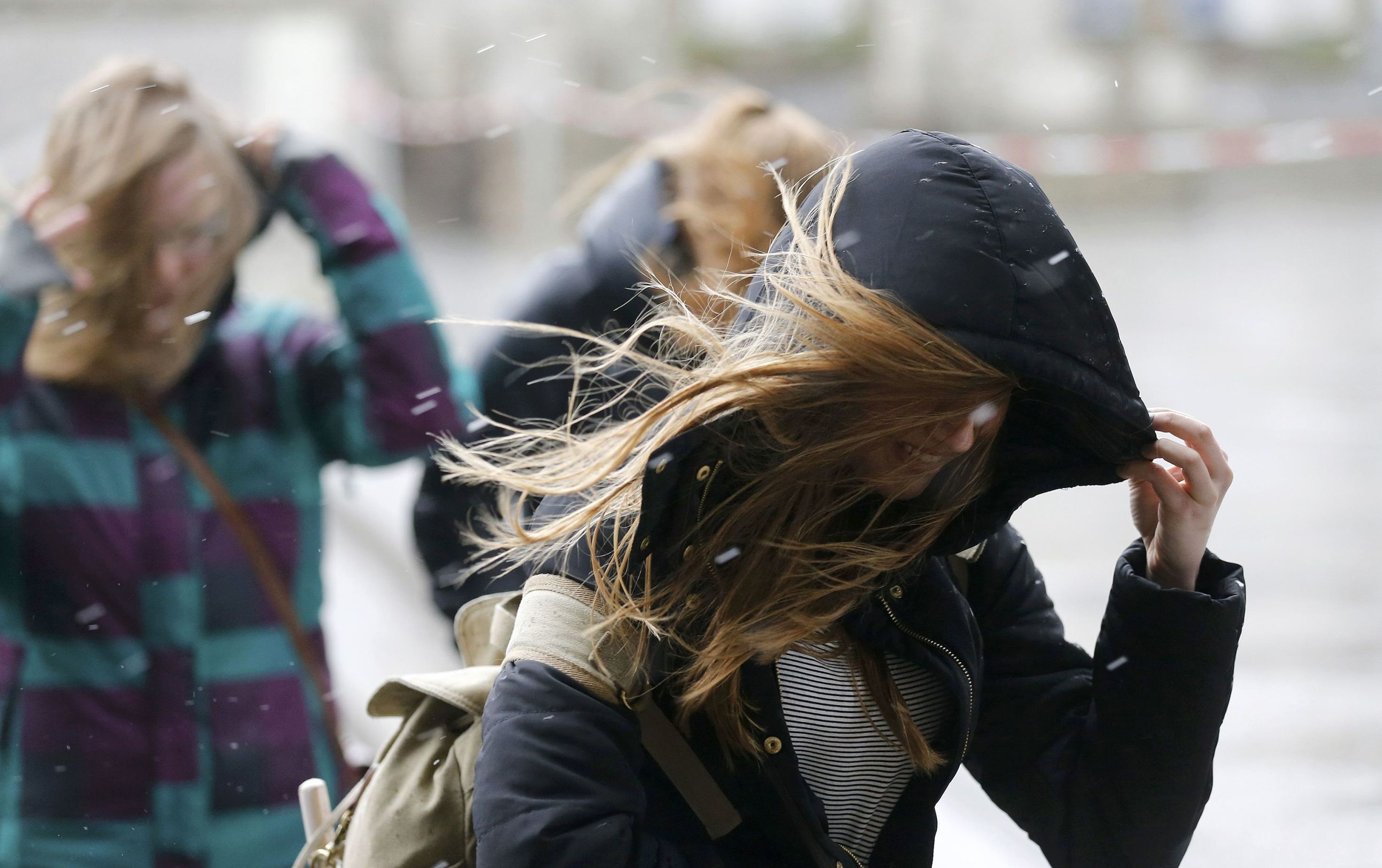 Küləklə bağlı - Xəbərdarlıq