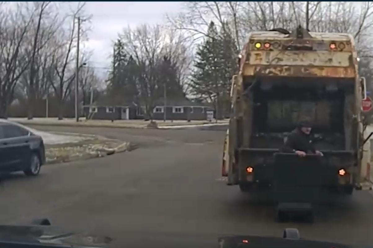 Polisdən qaçan şübhəli zibil qutusundan çıxdı
