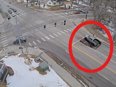 Yer yarıldı avtomobillər yerin altına düşdü