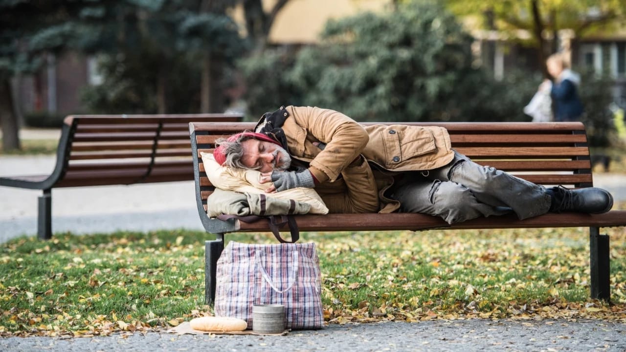 Evsizlər üçün yığılan pullar dəbdəbəli əşyalara xərclənib