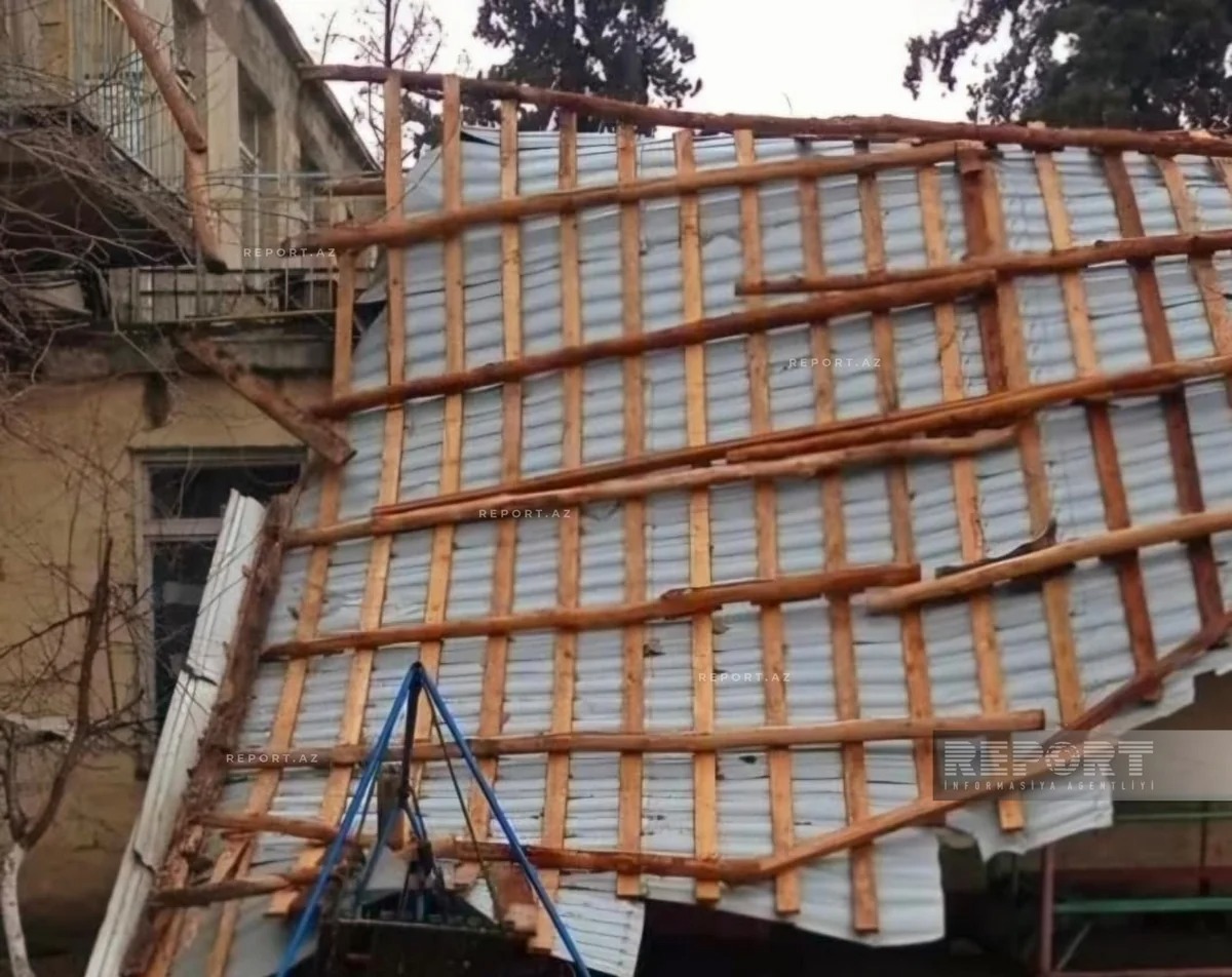 Gəncədə güclü külək uşaq bağçasının dam örtüyünü uçurub