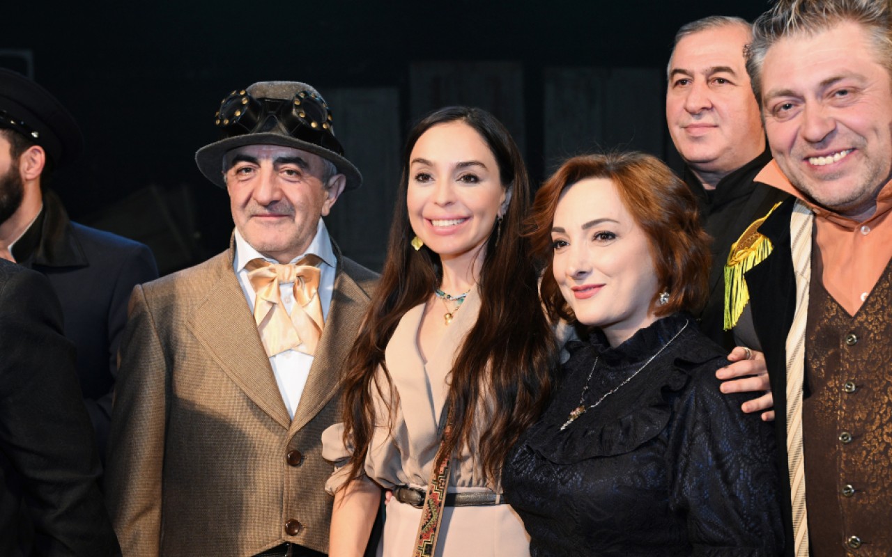 Leyla Əliyeva “Neft bumu hamıya gülümsəyir” tamaşasının nümayişində - FOTOLAR