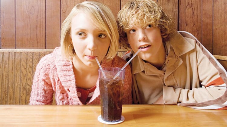 Şəkərli içkilər yeniyetmələrə təsir edir