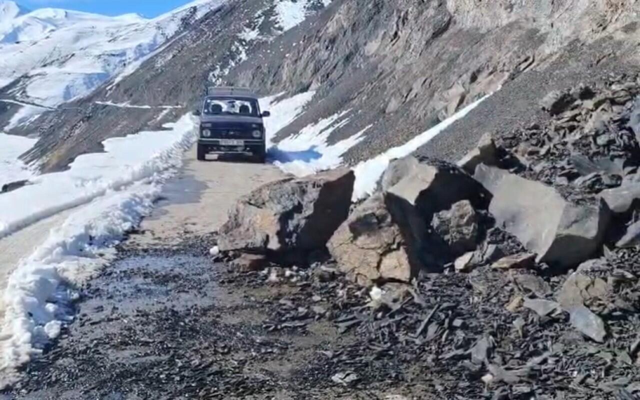 Bu yolda torpaq sürüşməsi: Qaya parçaları yola töküldü