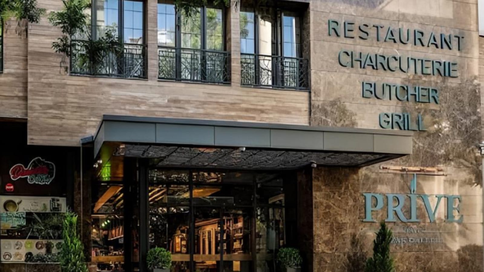 “Prive Steak Gallery” önündə yol bağlanır: Səbaildə sürücülər narazıdır - VİDEO