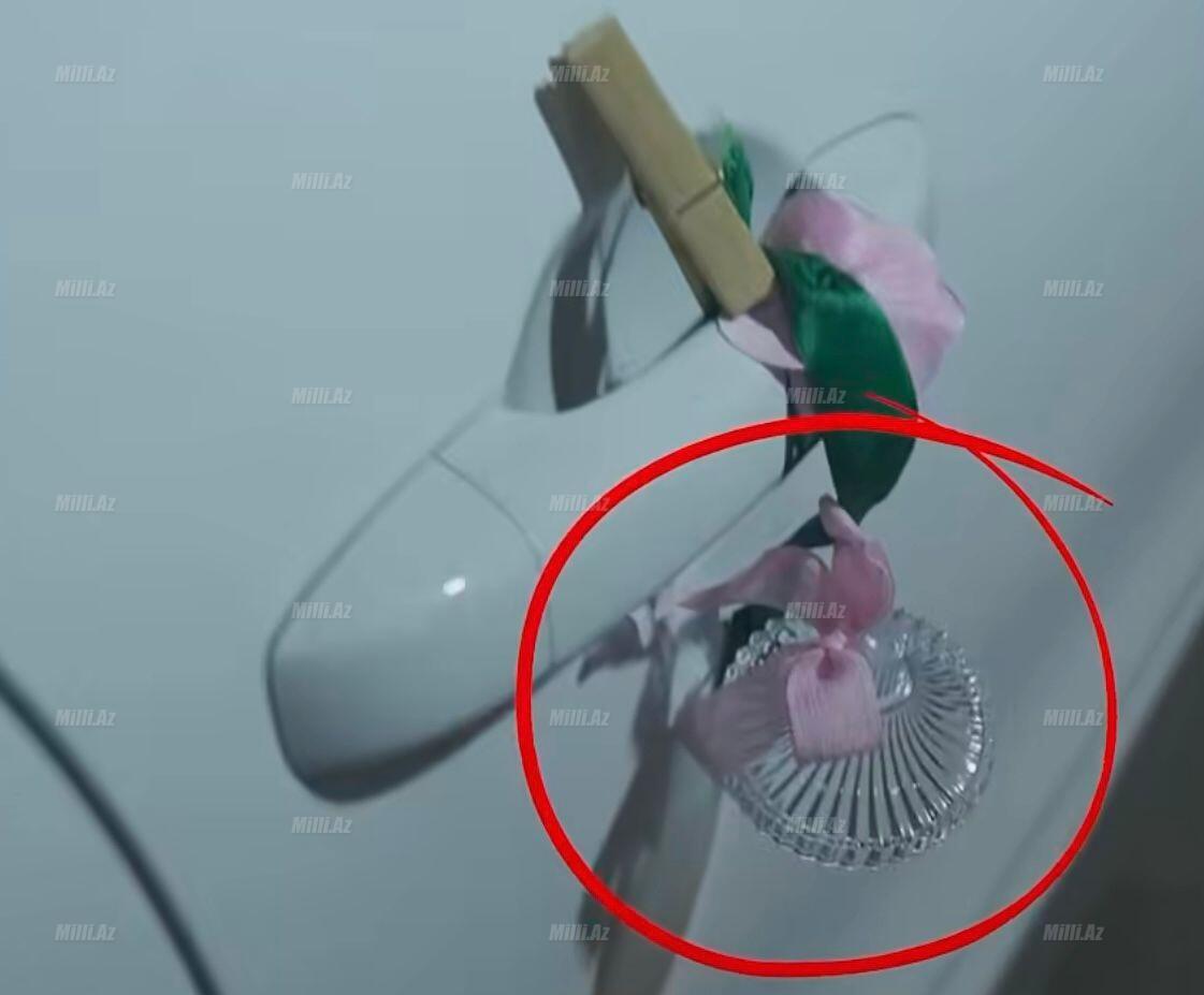 Maşının qapısına 