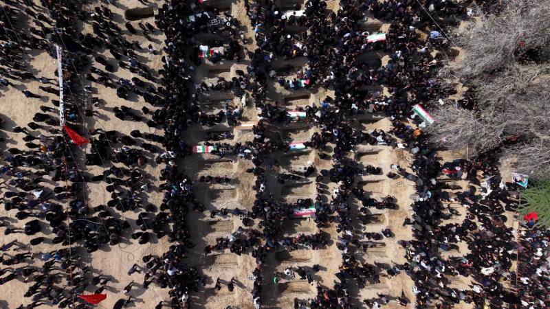 İranda məktəbə hücumun qurbanı olan 165 nəfərin dəfn mərasimi keçirilib