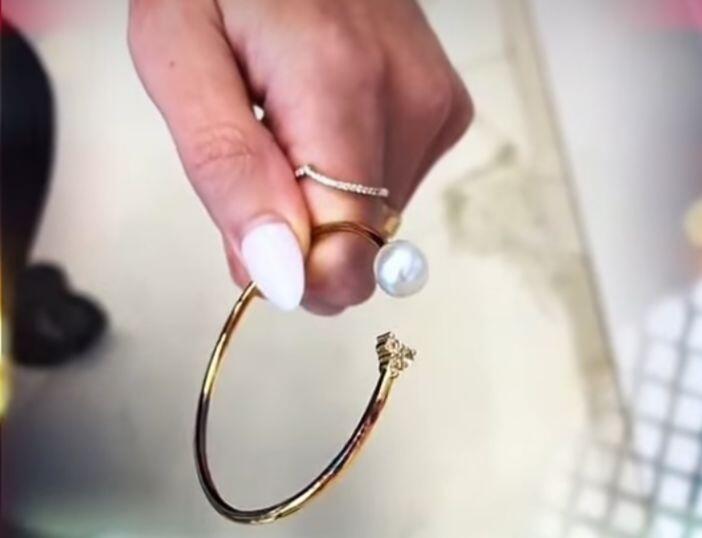 750 əyar qızıl buna görə rəngini dəyişirmiş