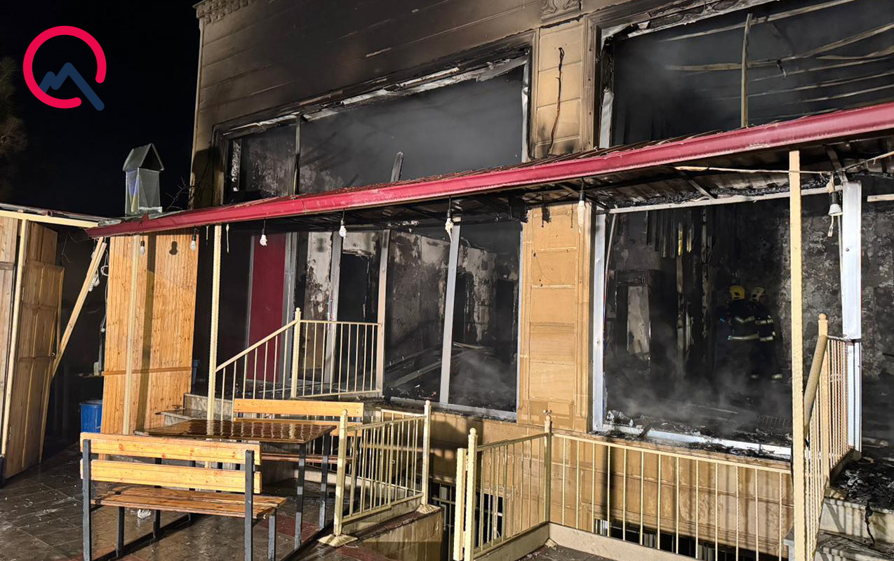 Gəncədə kafe yanaraq kül oldu