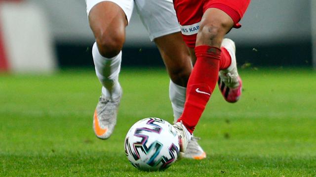 Maskalı azarkeş matç zamanı VAR monitorunu söndürüb