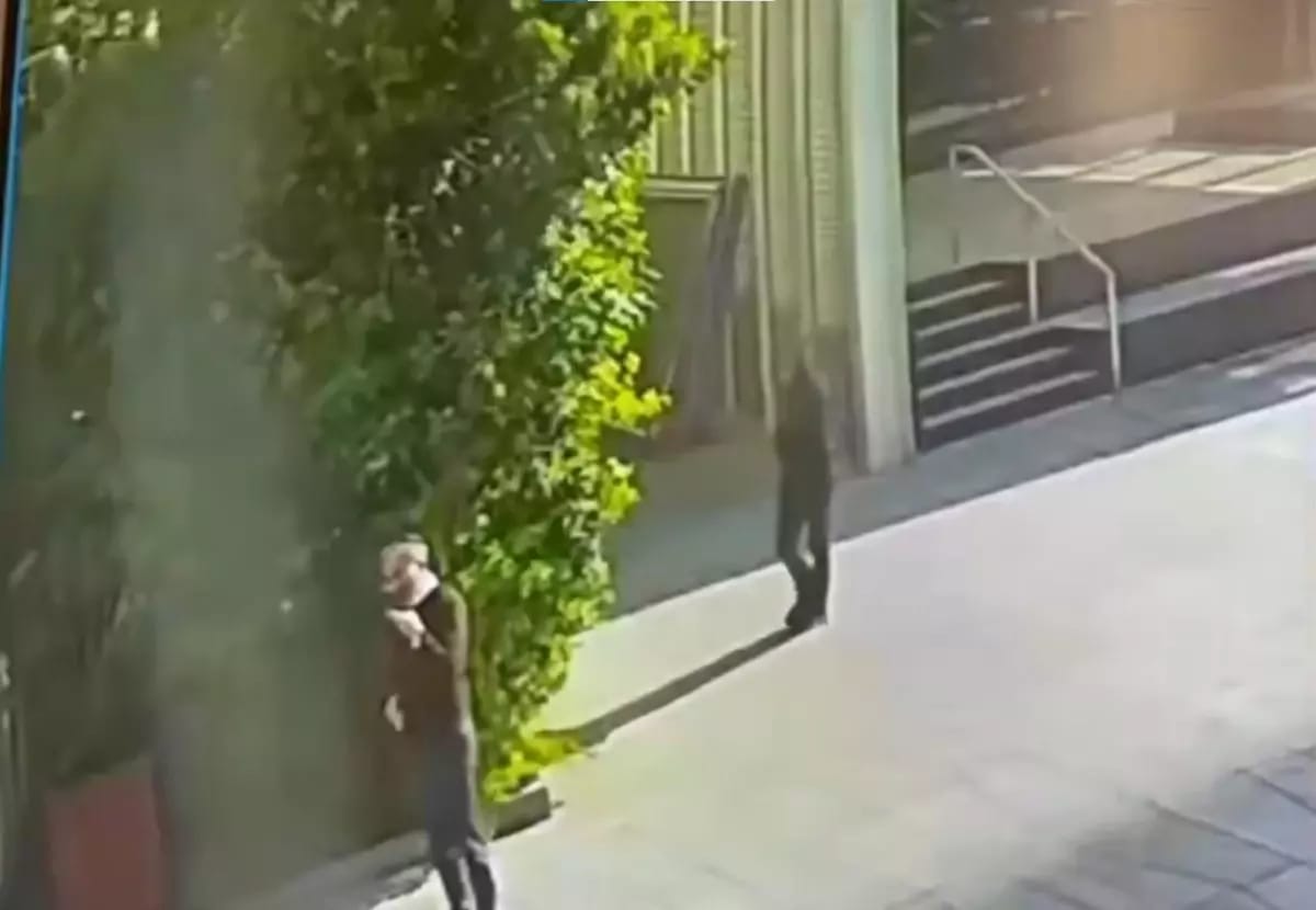 Deputatı küçədə bıçaqladılar