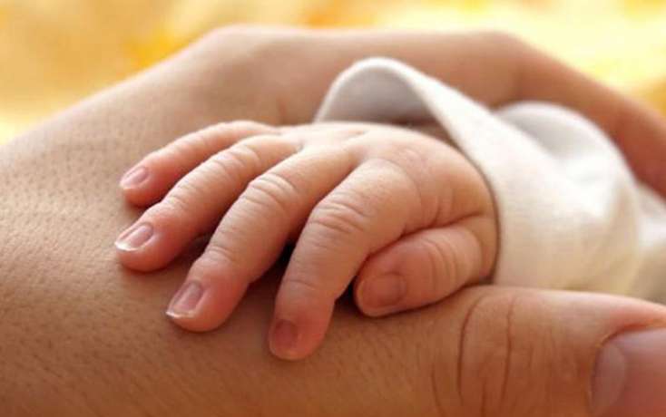 Tovuzda ana körpə qızını yaşlı qadının evində atıb