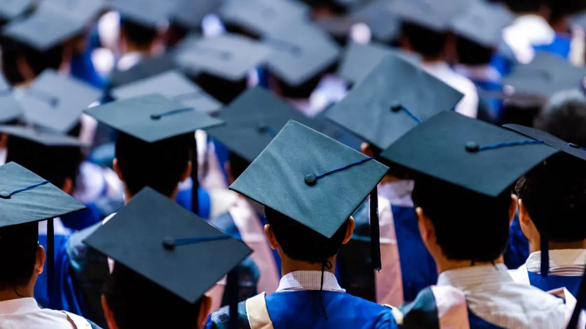 Universitetdən tələbələrinə qeyri-adi çağırış: Aşiq olun