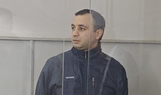 “Bildirərik ki, pilləkəndən yıxılıb ölüb…” - 6 yaşlı uşağa işgəncə verən ögey ata məhkəmədə