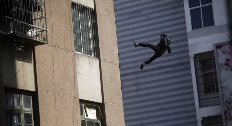 Bakıda DƏHŞƏT: gənc oğlan 20-ci mərtəbədən yıxılıb öldü