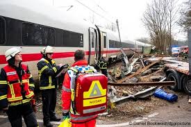 ABŞ-də qatar yük maşını ilə toqquşdu: Ölənlər var