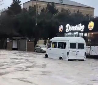 2 gündür yağan leysan Bakını çətin vəziyyətə saldı - VİDEO