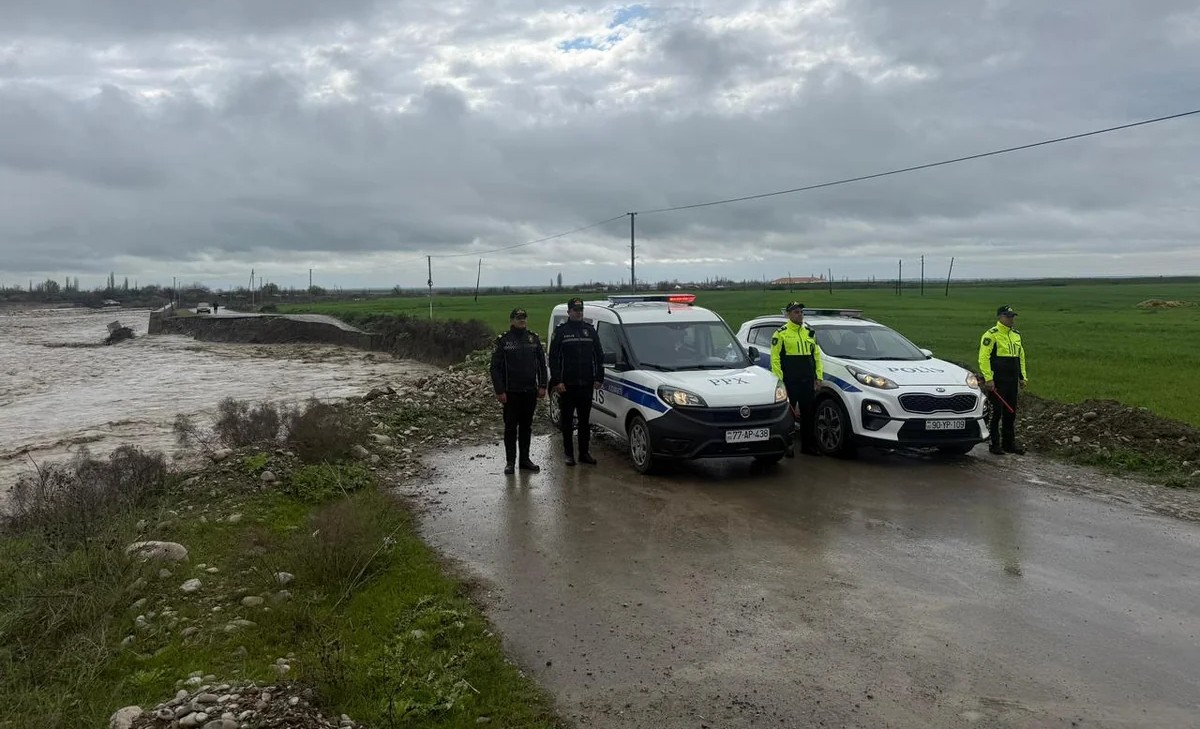 Ağsuçaydan keçən sel avtomobil yolunu yararsız hala salıb