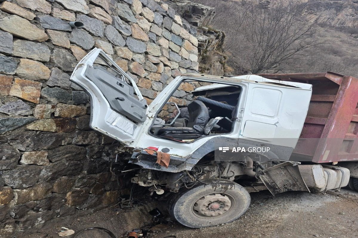 Kəlbəcərdə yük avtomobili aşıb, 3 nəfər ölüb - FOTO