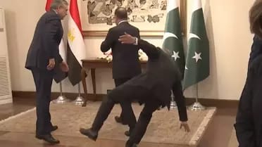 Pakistan naziri İslamabadda kritik sammitdə yerə yıxılıb