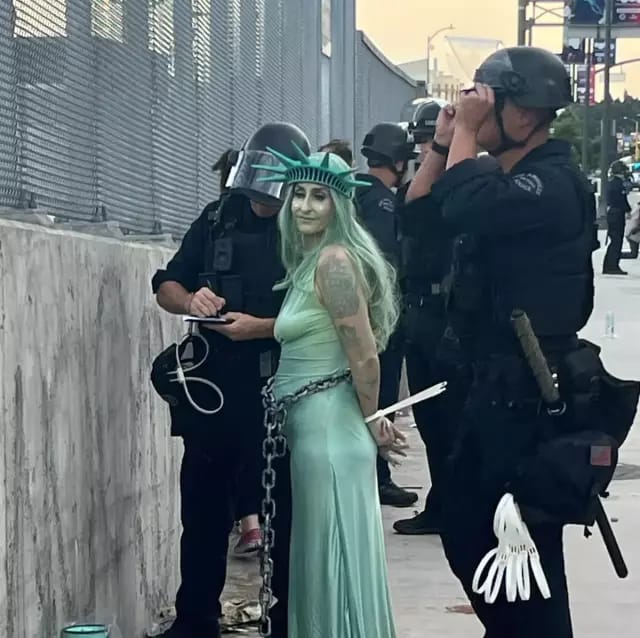 ABŞ polisi Azadlıq heykəli paltarı geyinmiş etirazçını saxlayıb