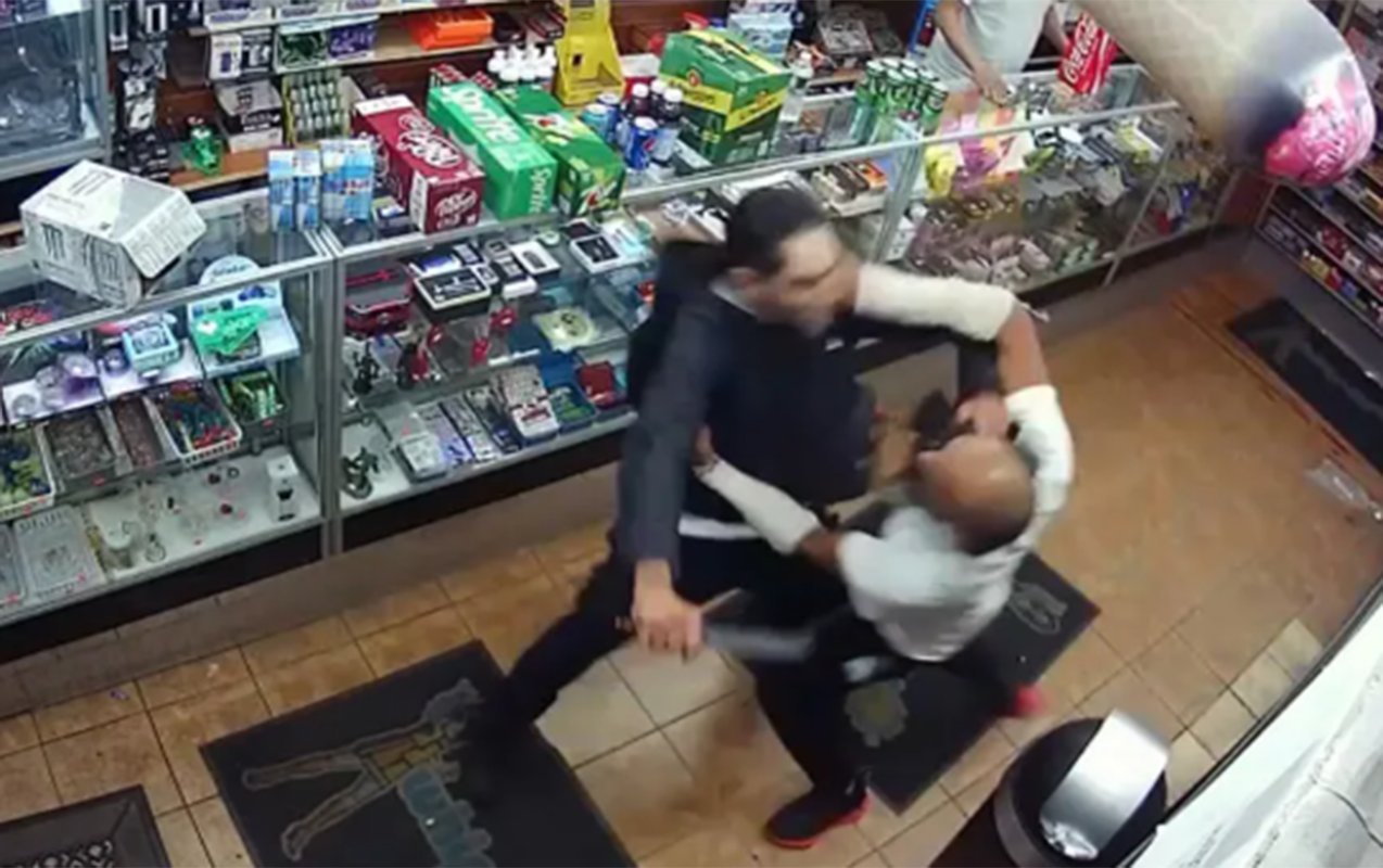 30 yaşlı kişi mağazada bıçaqlandı