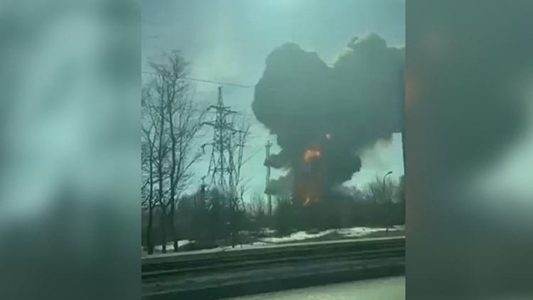 Rusiyanın ən böyük neft-kimya zavodunda yanğın baş verib