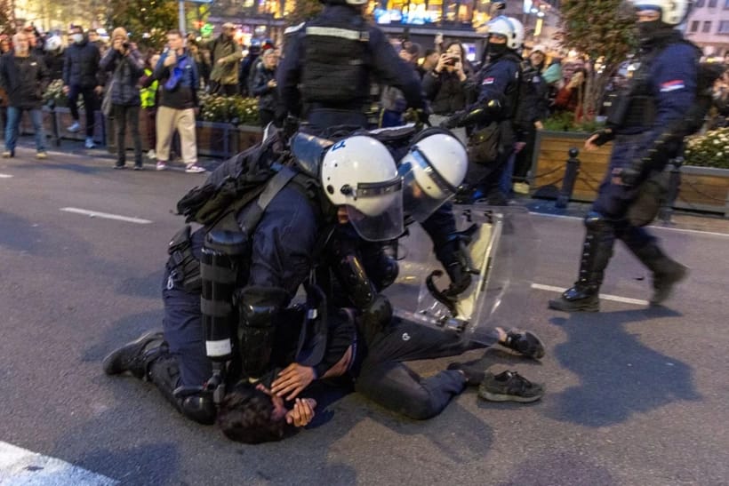 Serbiyada yüzlərlə tələbə polislə toqquşub