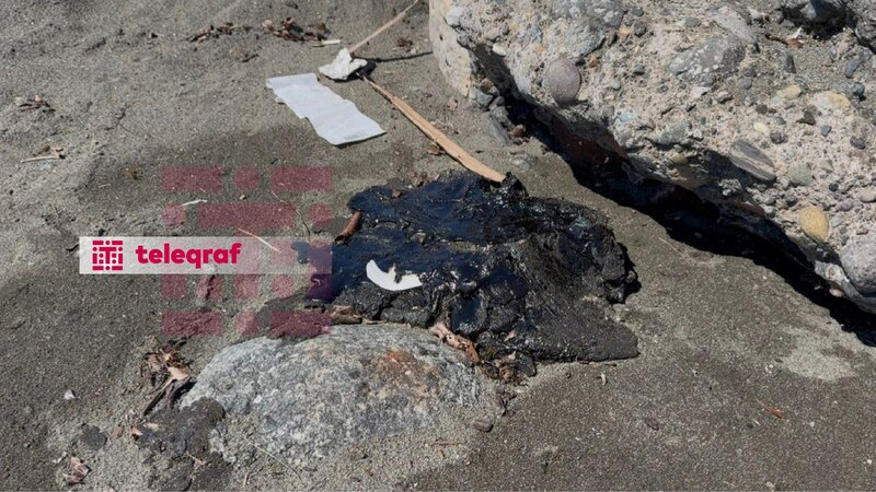 Xəzər sahilində qara təhlükə: Lənkəranda sahilə mazut parçaları çıxır (FOTO)