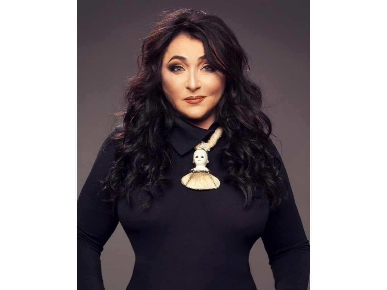 62 yaşlı müğənni biabırçı geyimdə səhnəyə çıxdı - VİDEO