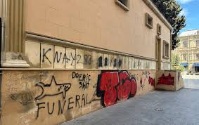 Nizami Kino Mərkəzinin divarına qraffiti çəkən şəxslər saxlanılıb