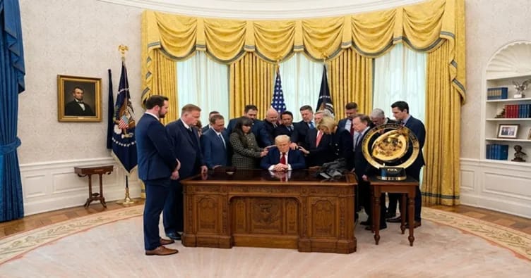 Trampın dini müşaviri Uayt Trampı İsa Məsihə bənzədib